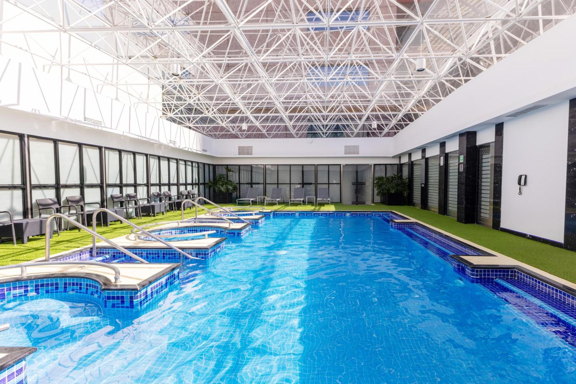 Hotel Barcelo Mexico Reforma Exterior foto The pool at the hotel